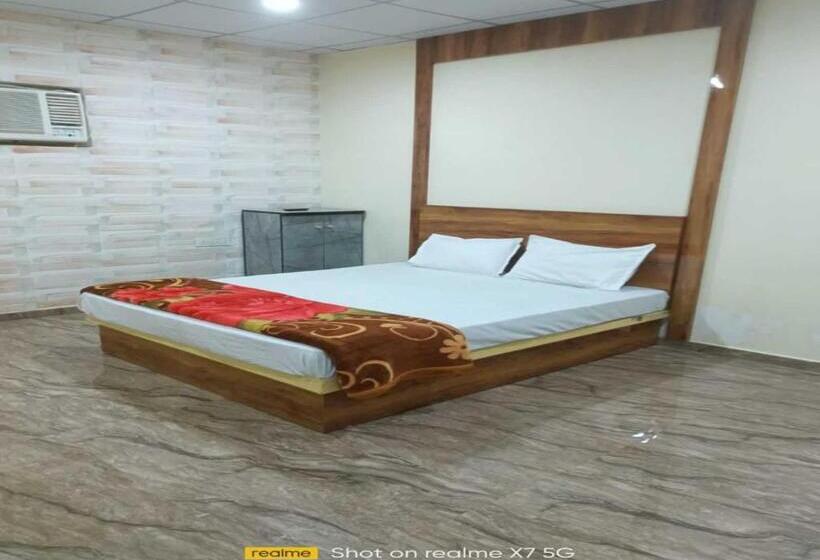 חדר קלאסי לשלושה, Oyo Neelkanth Hotel And Restaurant