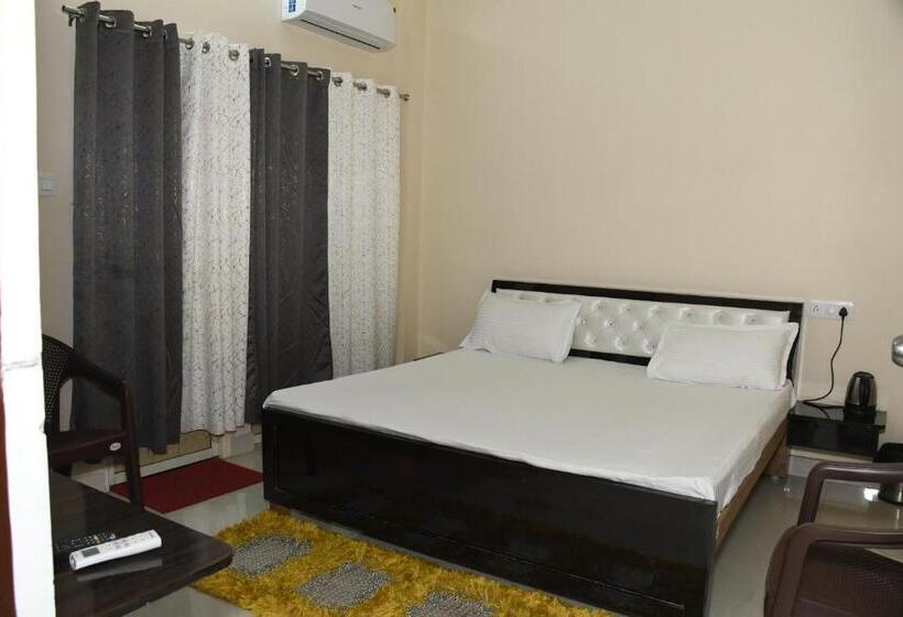 اتاق لوکس, Dakshit In