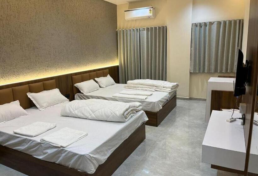 غرفة عائلية, The Grand Khodiyar