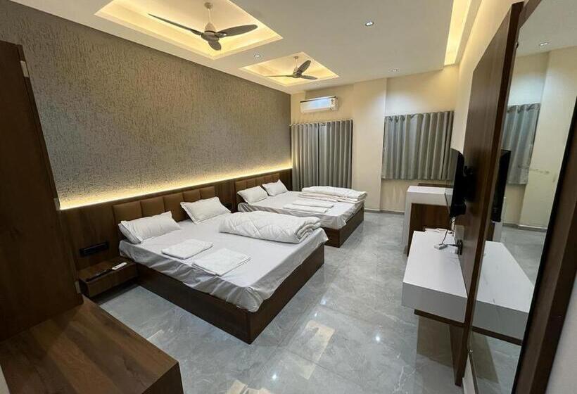 غرفة عائلية, The Grand Khodiyar