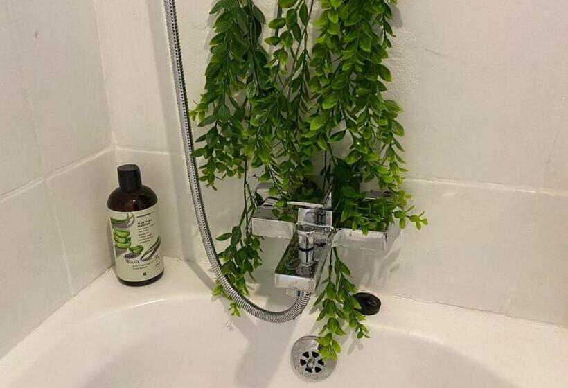 اتاق استاندارد با بالکن, Peaceful Suburban Utopia