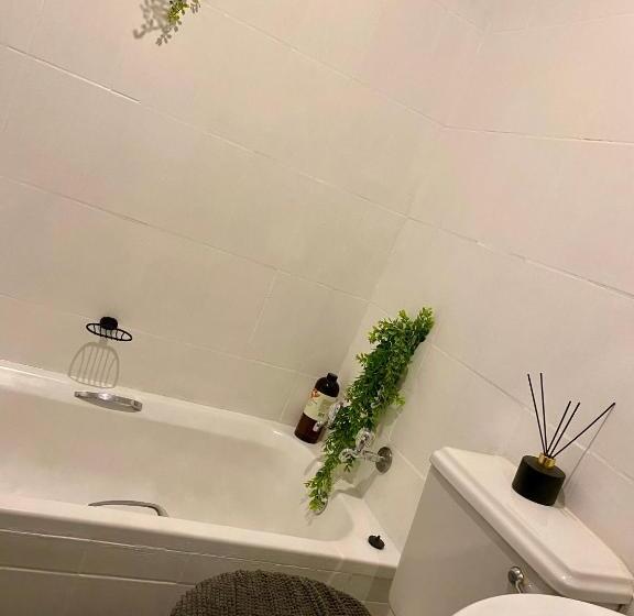 اتاق استاندارد با بالکن, Peaceful Suburban Utopia