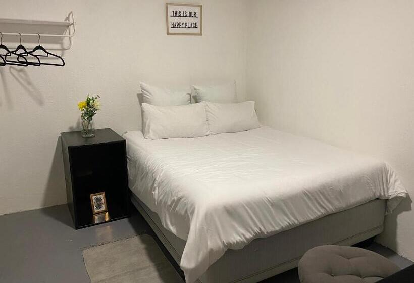 اتاق استاندارد با بالکن, Peaceful Suburban Utopia