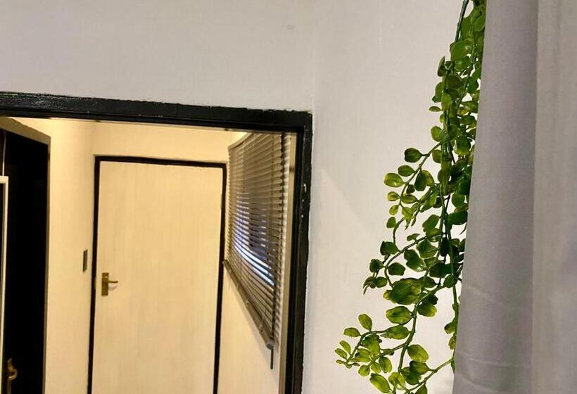 اتاق استاندارد با بالکن, Peaceful Suburban Utopia