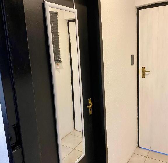 اتاق استاندارد با بالکن, Peaceful Suburban Utopia