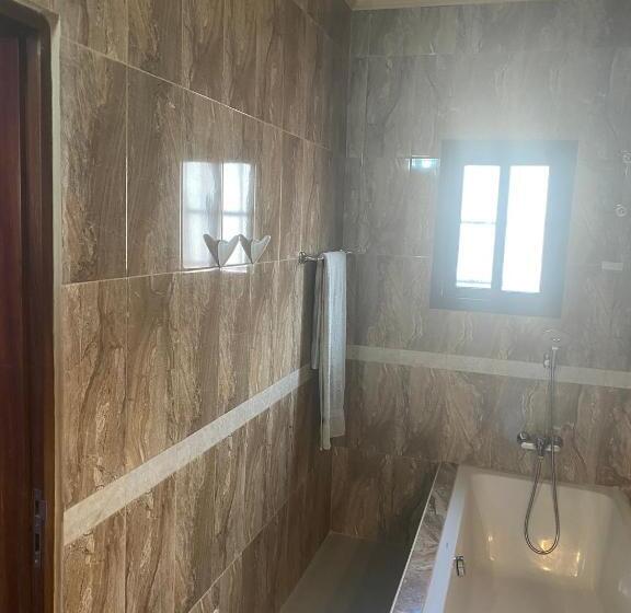 キングサイズベッドのスタンダードルーム, The Landing Lodge Abidjan
