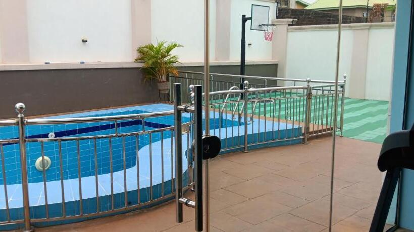 اتاق خانوادگی, Ed&dre Luxuria