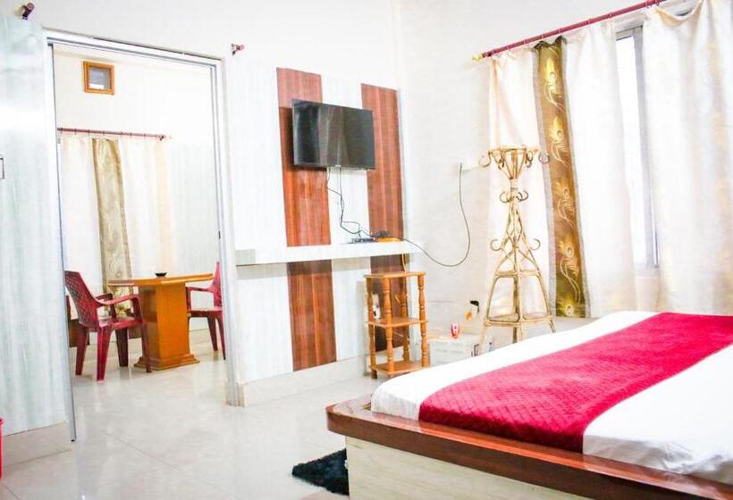 اتاق لوکس, Pahuna Ghar