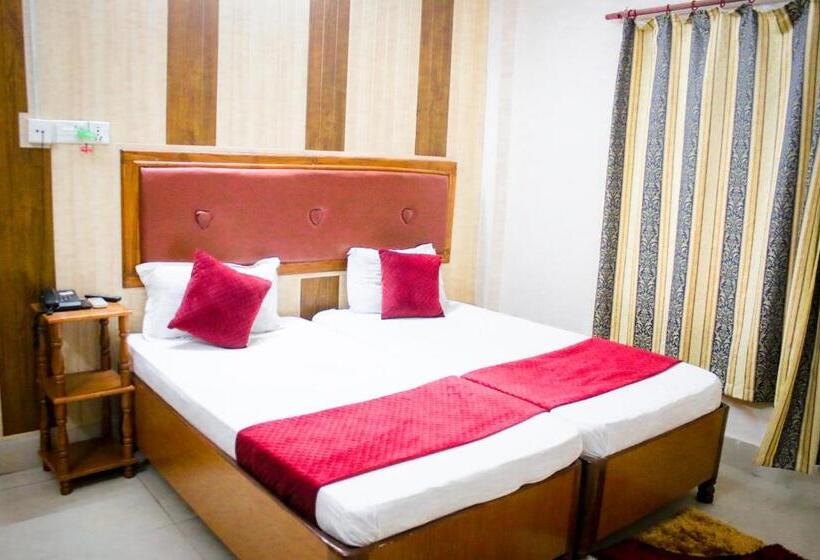 اتاق لوکس با چشمانداز باغ, Pahuna Ghar