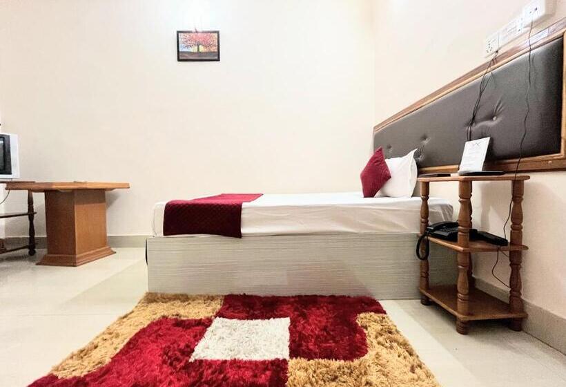 اتاق لوکس یک تخته, Pahuna Ghar