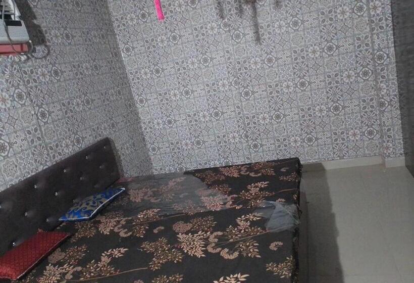 トリプルクラシックルーム, Oyo Hotel Moonlight Palace