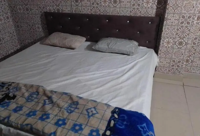 Classic Kolmen Hengen Huone, Oyo Hotel Moonlight Palace