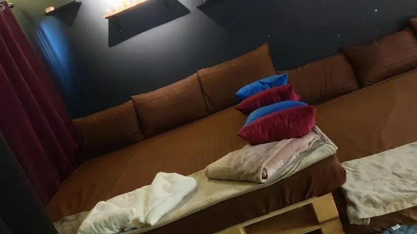 Perhestudio, El Meir Staycation Smart Cabin Beside Enchanted Kingdom