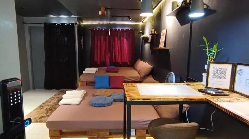 Perhestudio, El Meir Staycation Smart Cabin Beside Enchanted Kingdom