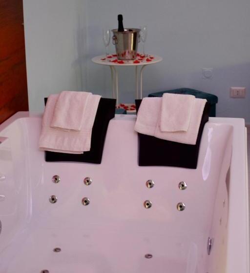 סוויטה עם ג'קוזי, In Bloom B&b