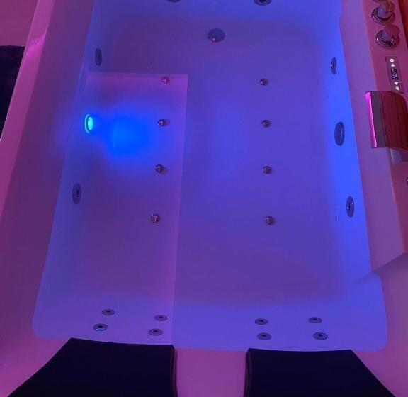 סוויטה עם ג'קוזי, In Bloom B&b