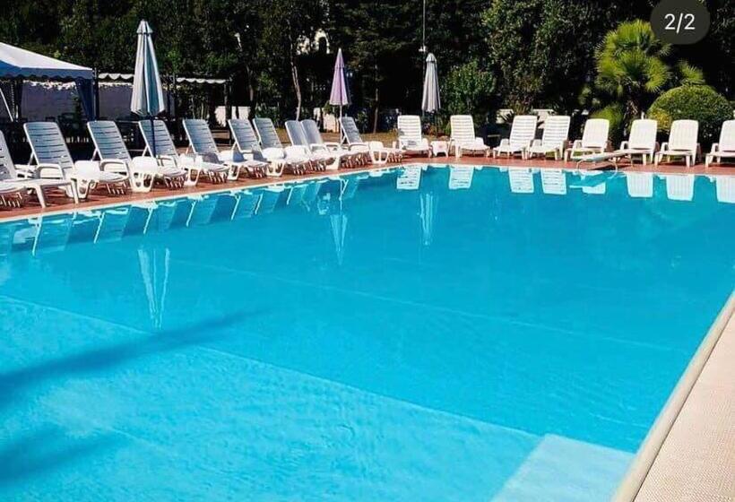 חדר סטנדרט נוף לבריכה, In Bloom B&b