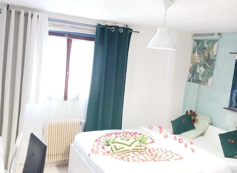 Номер Стандарт Трехместный, Paradis Chambres D Hôtes Proche Paris   Aéroport Charles De Gaulle Airport   Parc Des Exposition Vil