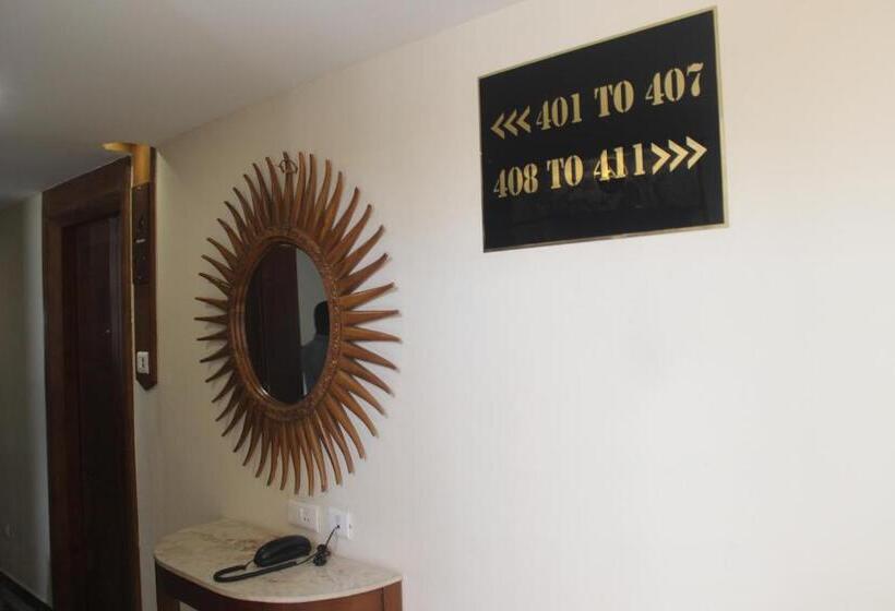 غرفة ديلوكس, Saratharajans