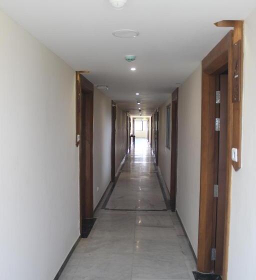 غرفة ديلوكس, Saratharajans