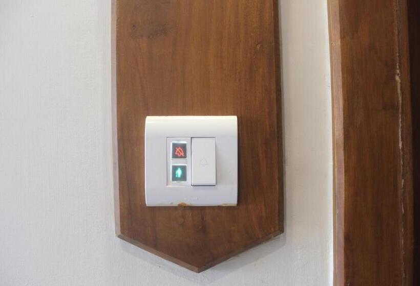 غرفة ديلوكس, Saratharajans