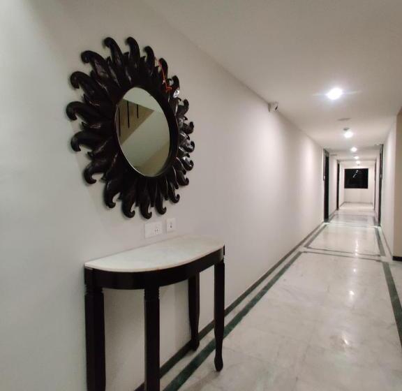 غرفة سوبيريور, Saratharajans