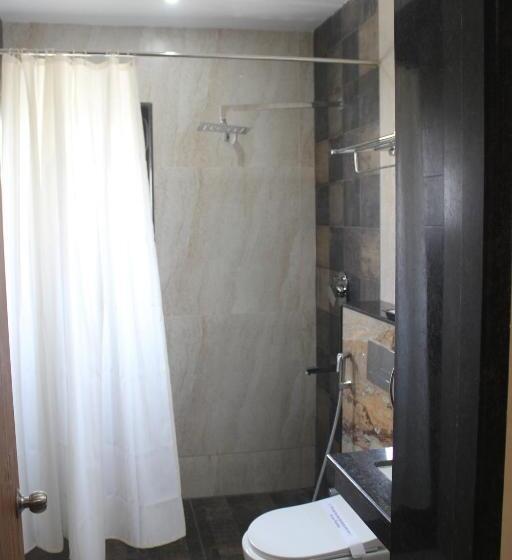 غرفة سوبيريور, Saratharajans