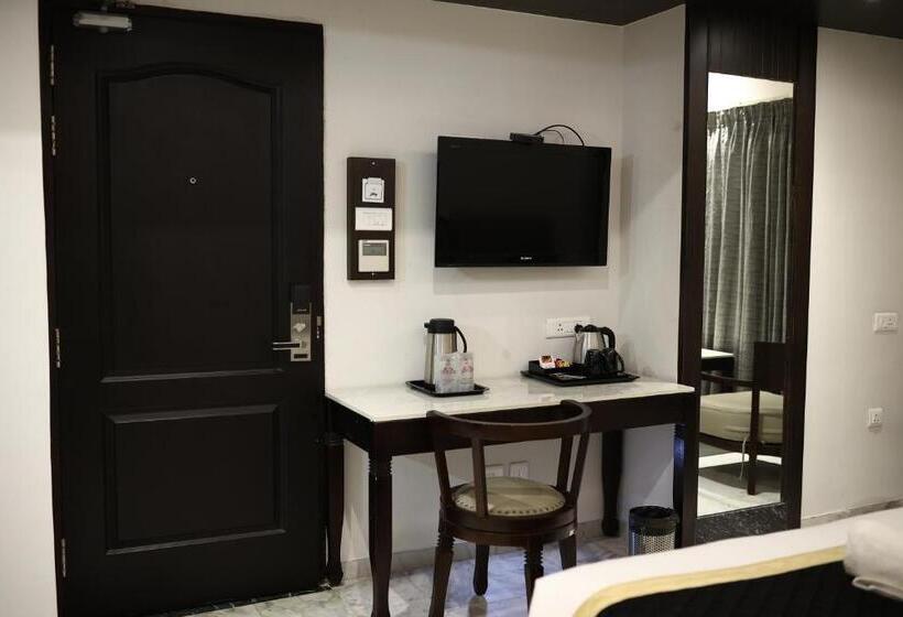 غرفة ديلوكس, Saratharajans