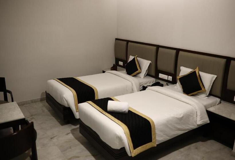 غرفة سوبيريور, Saratharajans