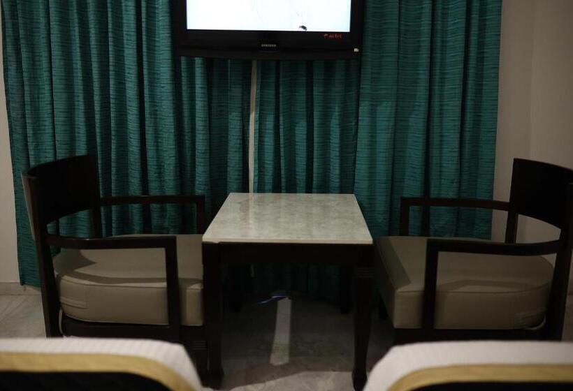 غرفة سوبيريور, Saratharajans