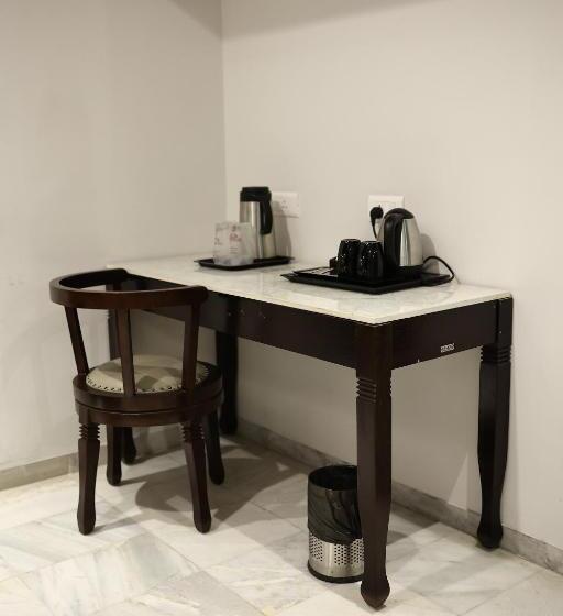 غرفة سوبيريور, Saratharajans