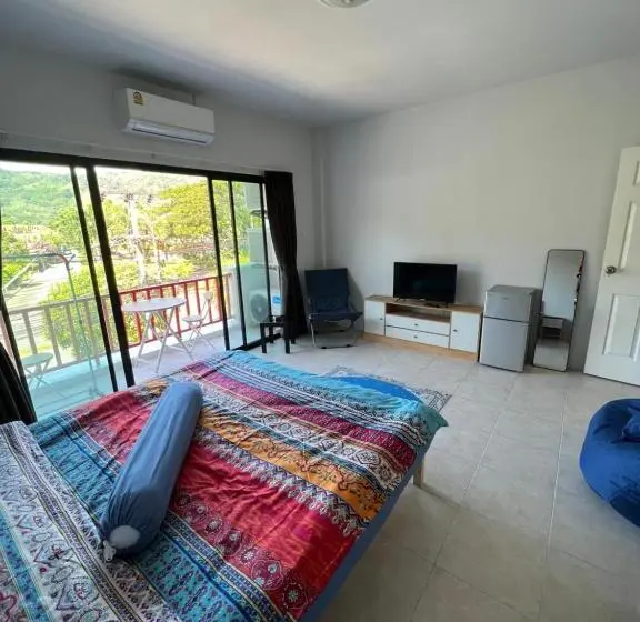 バルコニー付きスタンダードルーム, Petunya Phuket Guest House