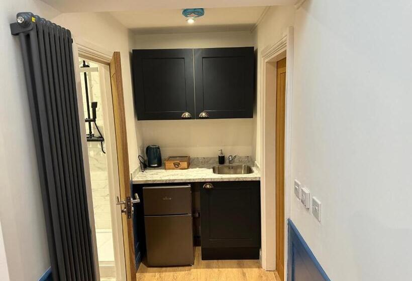 סטודיו משפחתי, Sun Guest House Cambridge