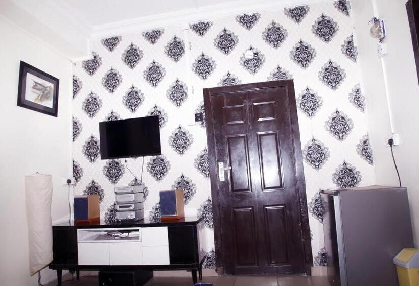 آپارتمان 1 خوابه, Ms Cynthia