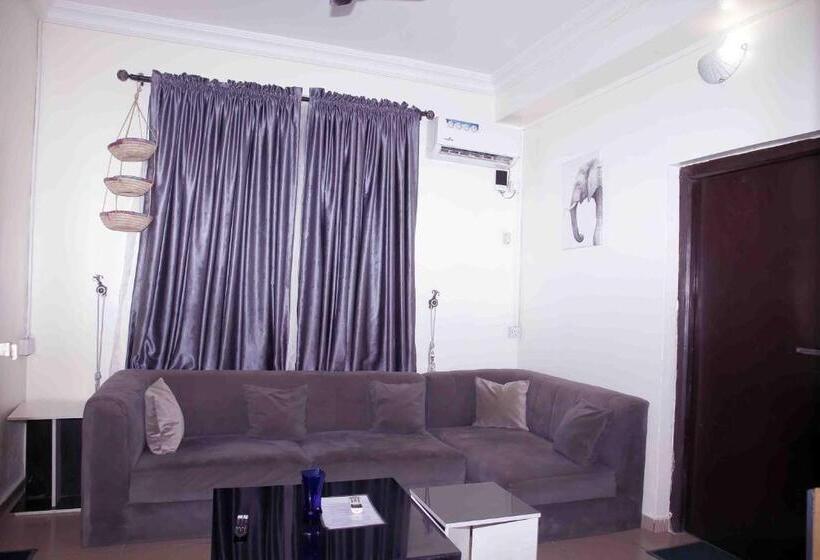 آپارتمان 1 خوابه, Ms Cynthia