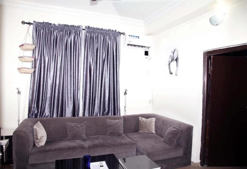 آپارتمان 1 خوابه, Ms Cynthia