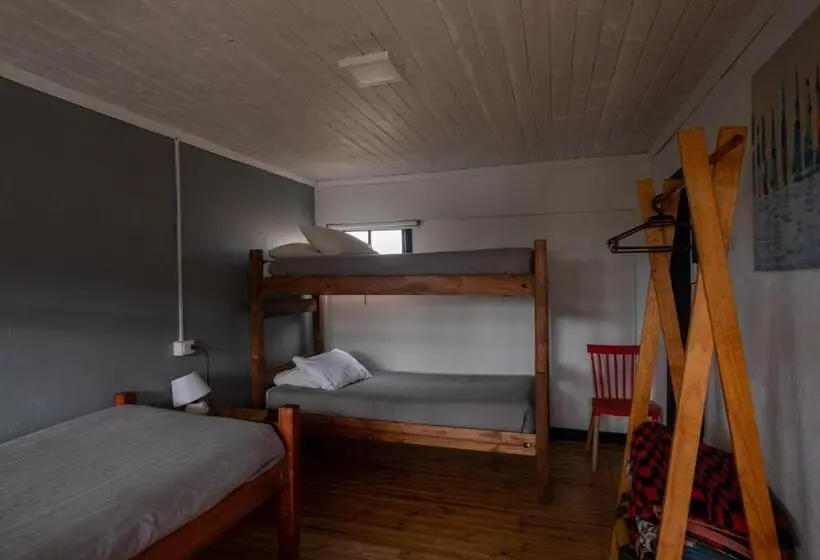 اتاق استاندارد سه نفره, Löf Hostal