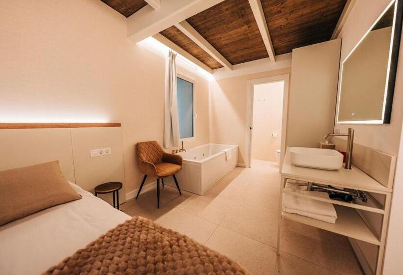 جناح مزود بجاكوزى, Casa Pelegrí