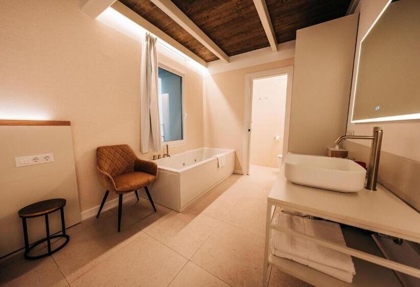 جناح مزود بجاكوزى, Casa Pelegrí