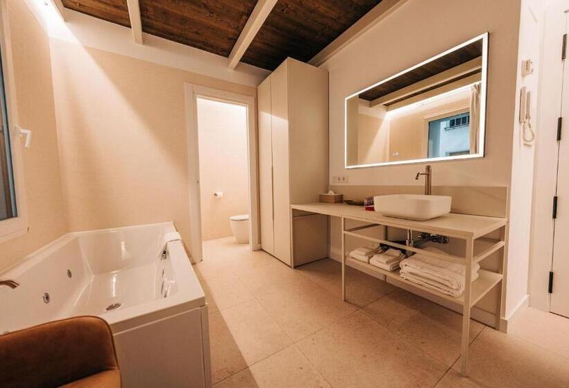 جناح مزود بجاكوزى, Casa Pelegrí