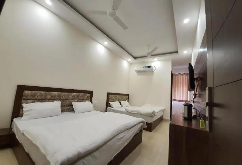 اتاق استاندارد چهار تخته, New Gokul Grand