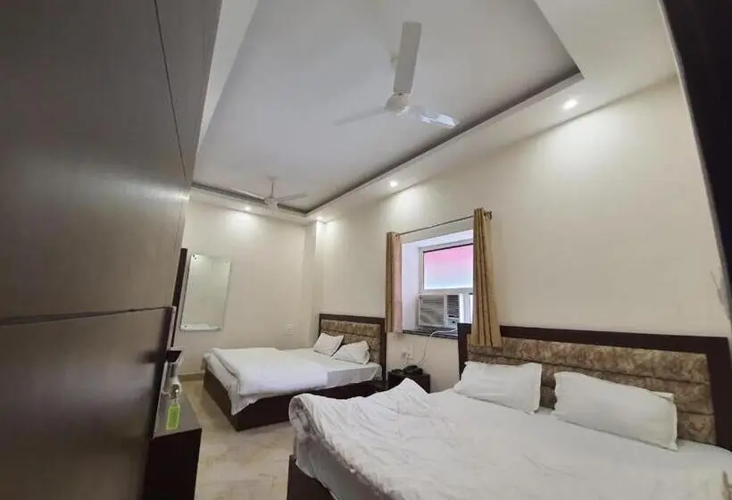 اتاق استاندارد چهار تخته, New Gokul Grand