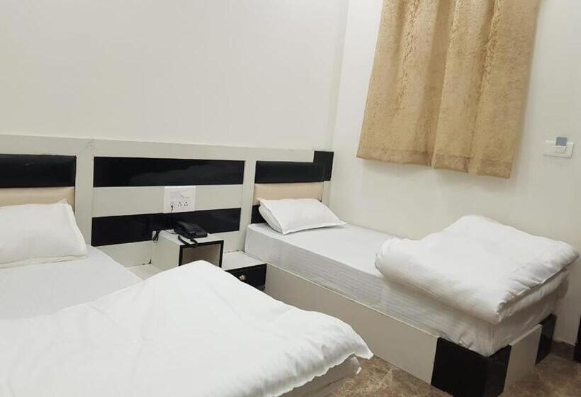 חדר דלוקס לשלושה, New Gokul Grand