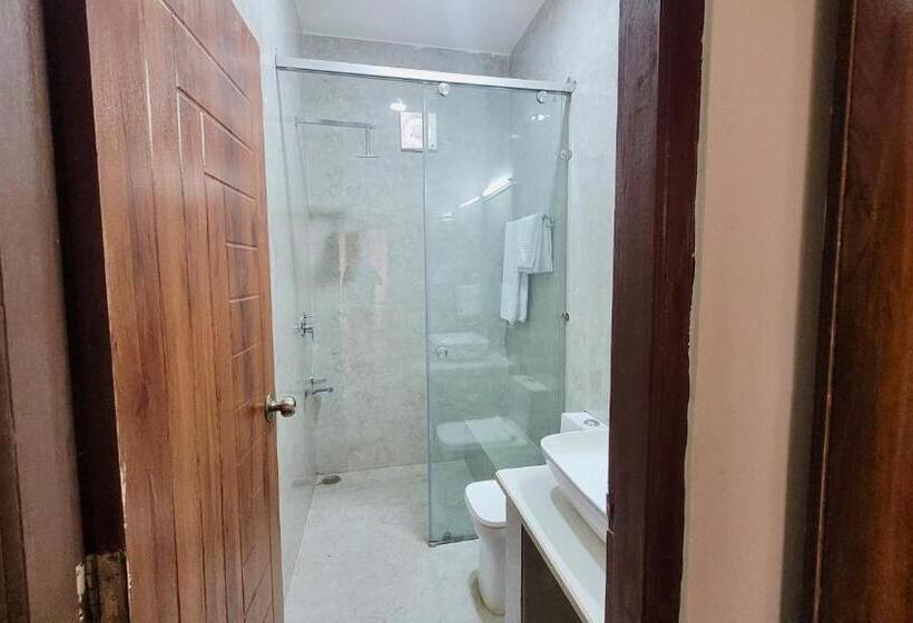 标准三人间, Salig