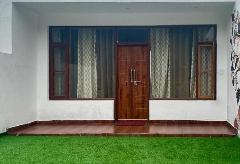 标准三人间, Salig