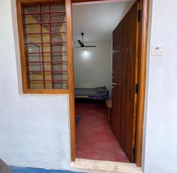 חדר אקונומי, T2 By Livelehood Habitat