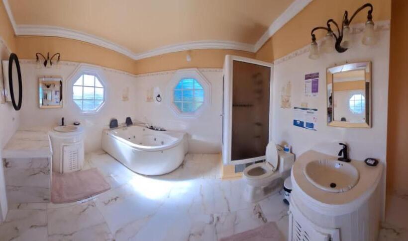 اتاق خانوادگی, Cas Bed And Breakfast