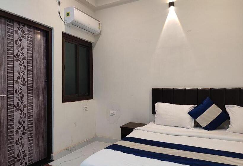 Camera Deluxe, Mahadev Inn