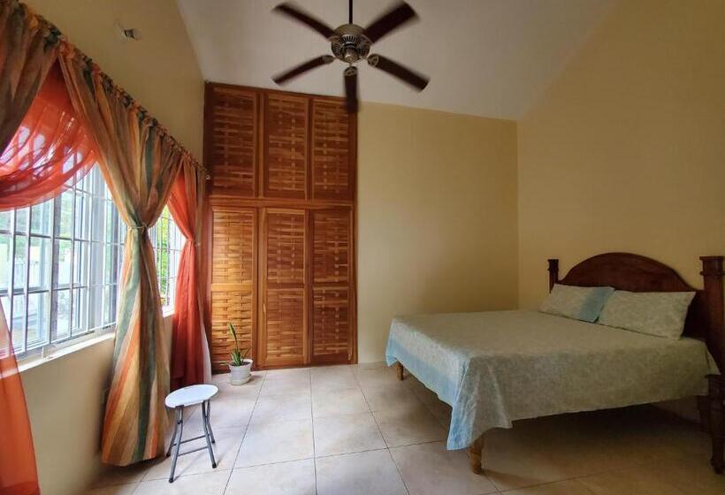 اتاق استاندارد با چشم‌انداز باغ, Yaad Away From Yaad