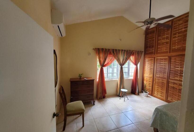 اتاق استاندارد با چشم‌انداز باغ, Yaad Away From Yaad